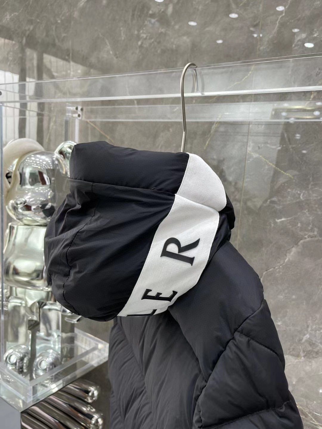 Moncler Hood-Print Hooded Puffer Coat — detail