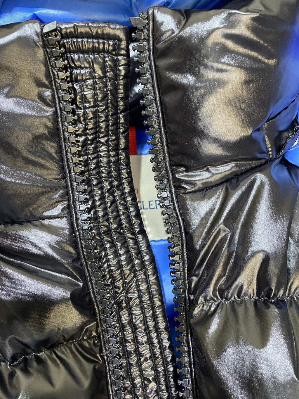 Moncler Contrast-Lined Hooded Puffer Coat — detail