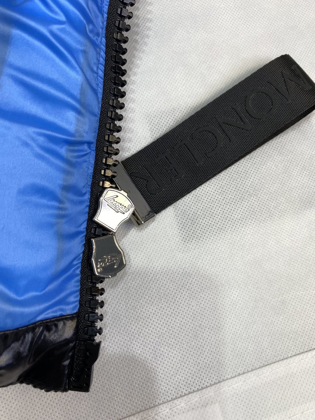 Moncler Contrast-Lined Hooded Puffer Coat — detail