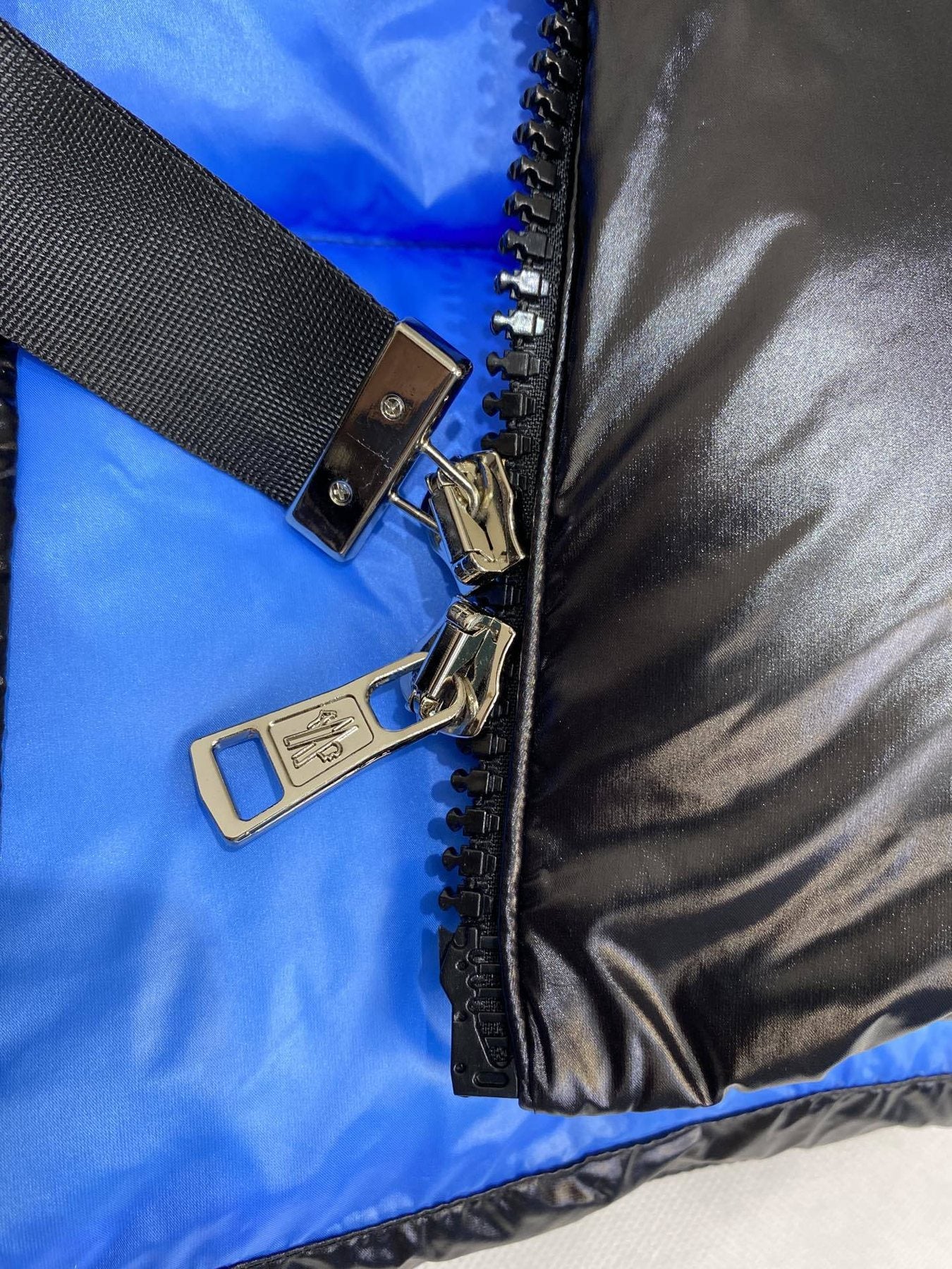 Moncler Contrast-Lined Hooded Puffer Coat — detail
