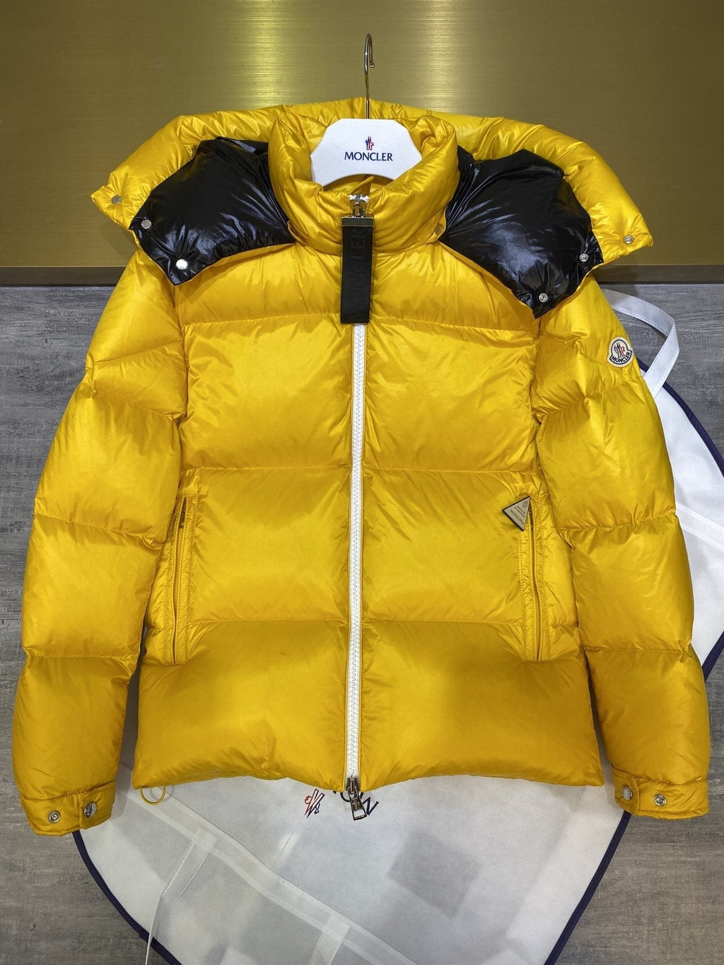 Moncler Contrast-Lined Hooded Puffer Coat — front