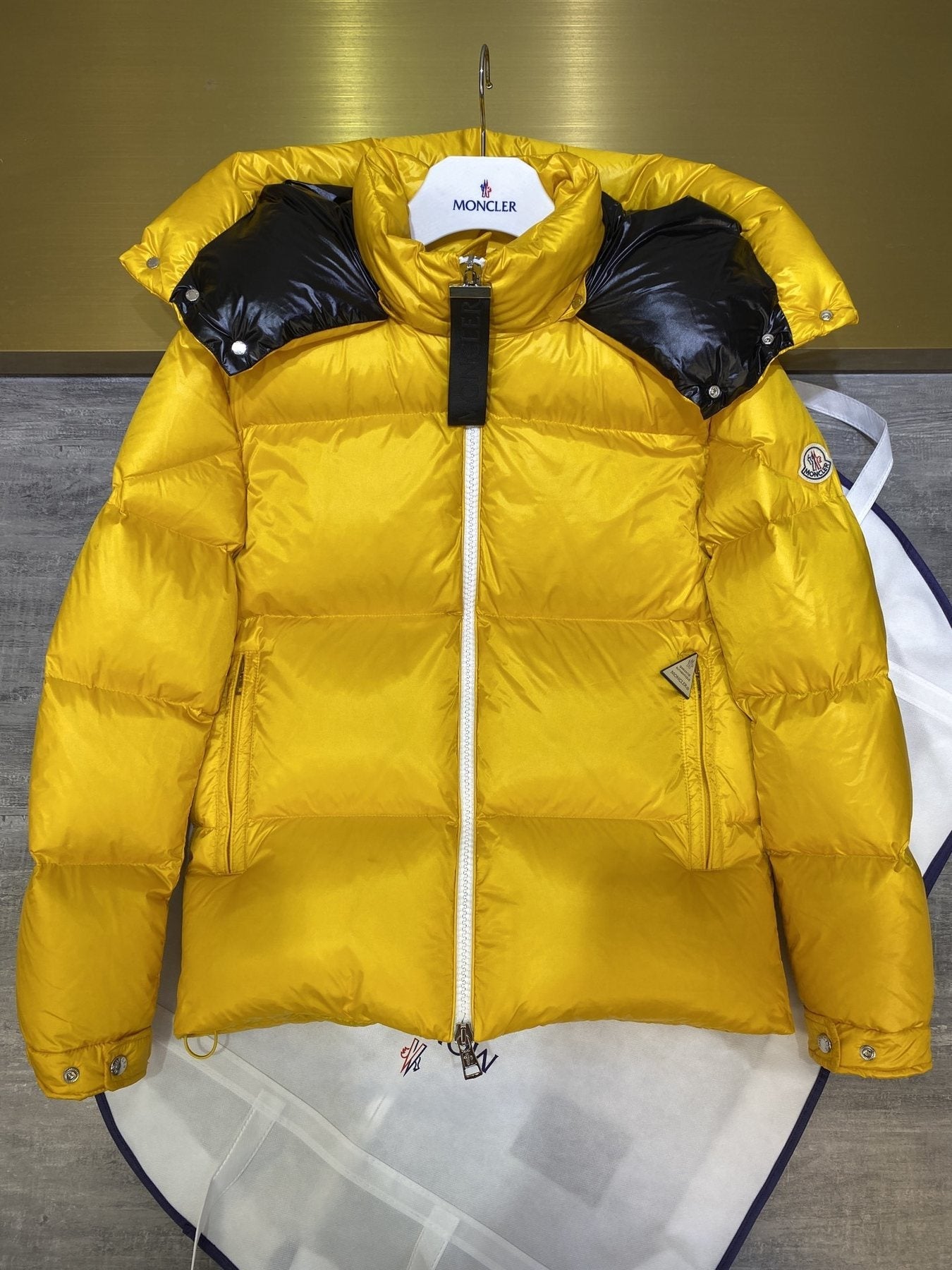 Moncler Contrast-Lined Hooded Puffer Coat — front