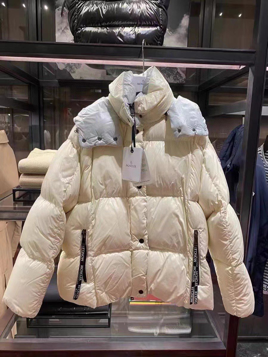 Moncler Short Down Coat — hang_tag