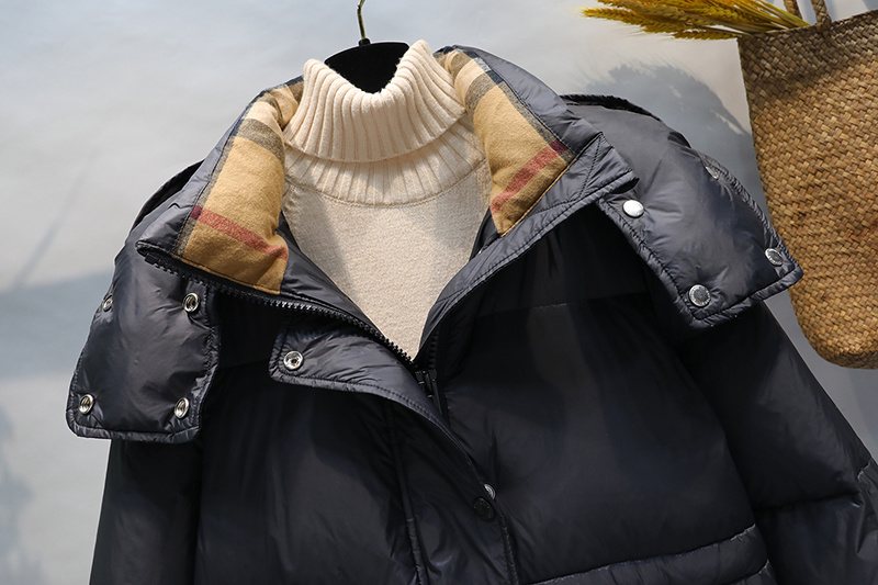 ANAS PLATYRHYNCHOS Hooded Long Down Jacket — detail