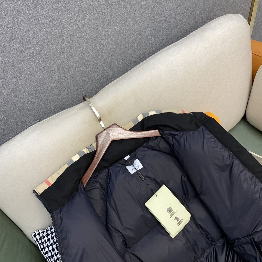 Burberry Beige and Navy Check Short Puffer Jacket — detail