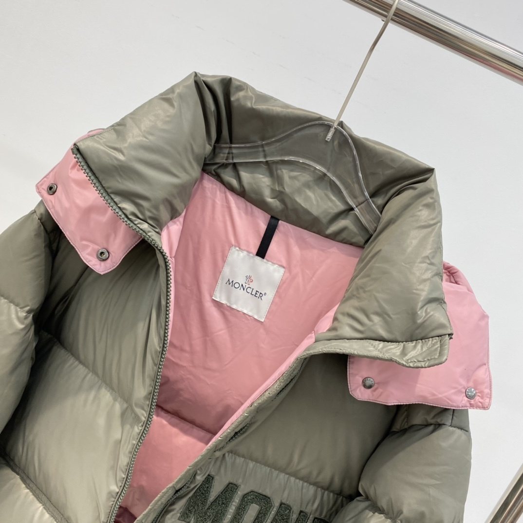 Moncler Contrast-Yoke Hooded Puffer Coat — detail