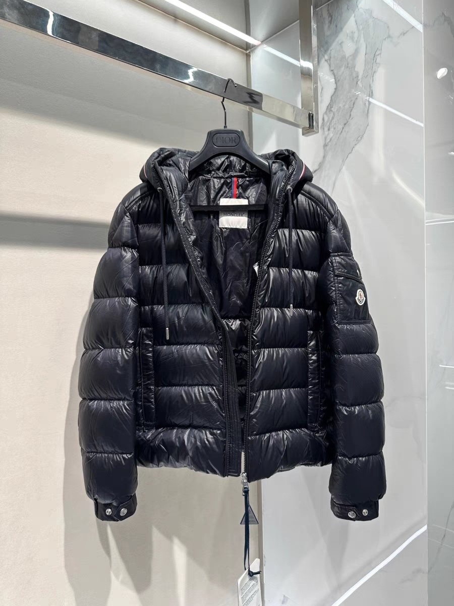 Moncler Hooded Contrast-Trim Short Puffer Coat — detail