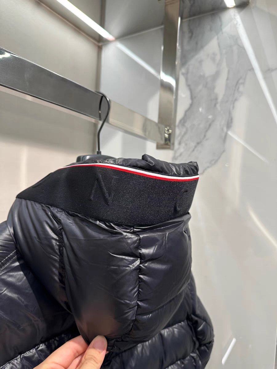 Moncler Hooded Contrast-Trim Short Puffer Coat — detail