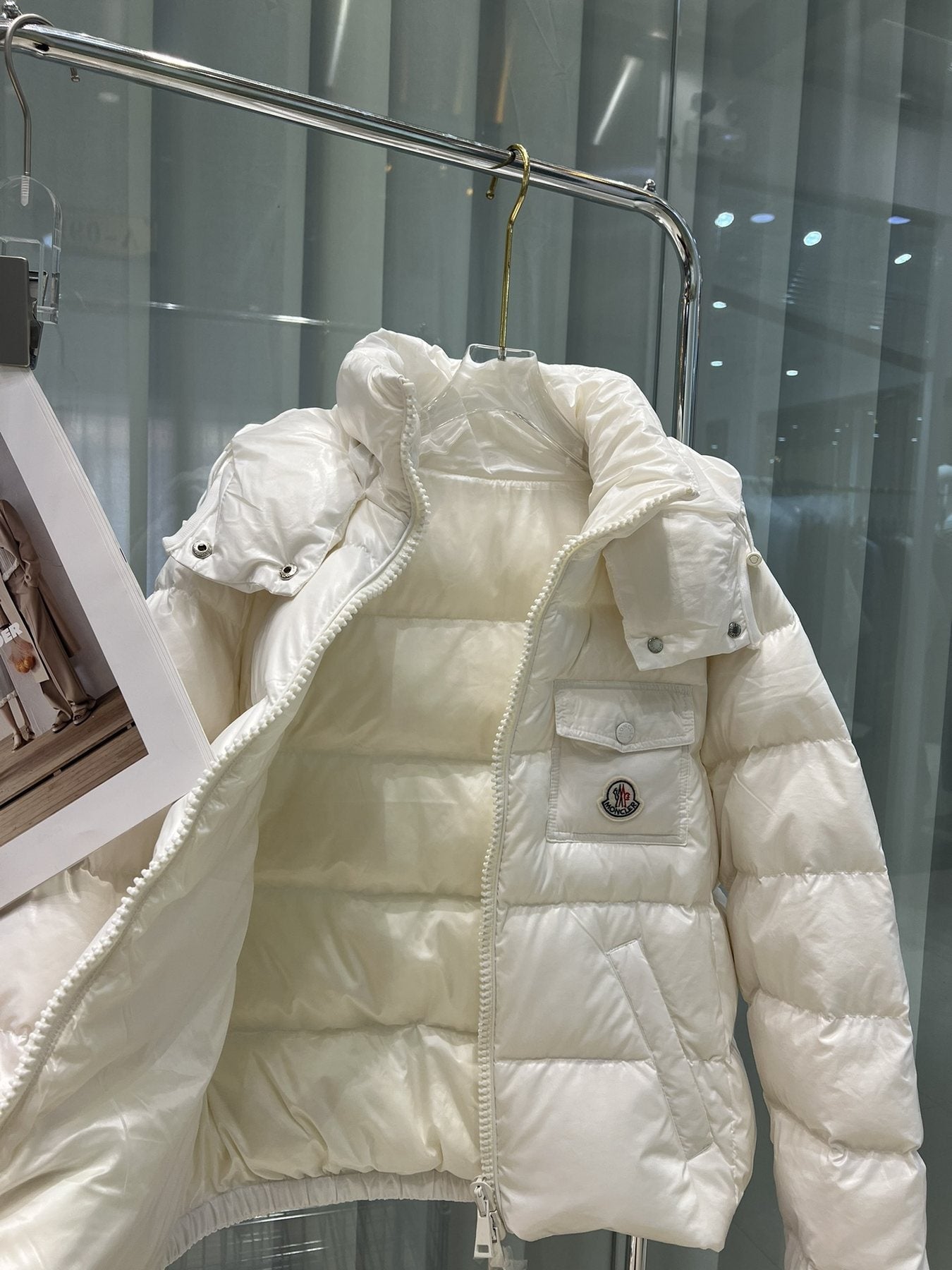 Moncler Hooded Front-Pocket Puffer Coat — detail
