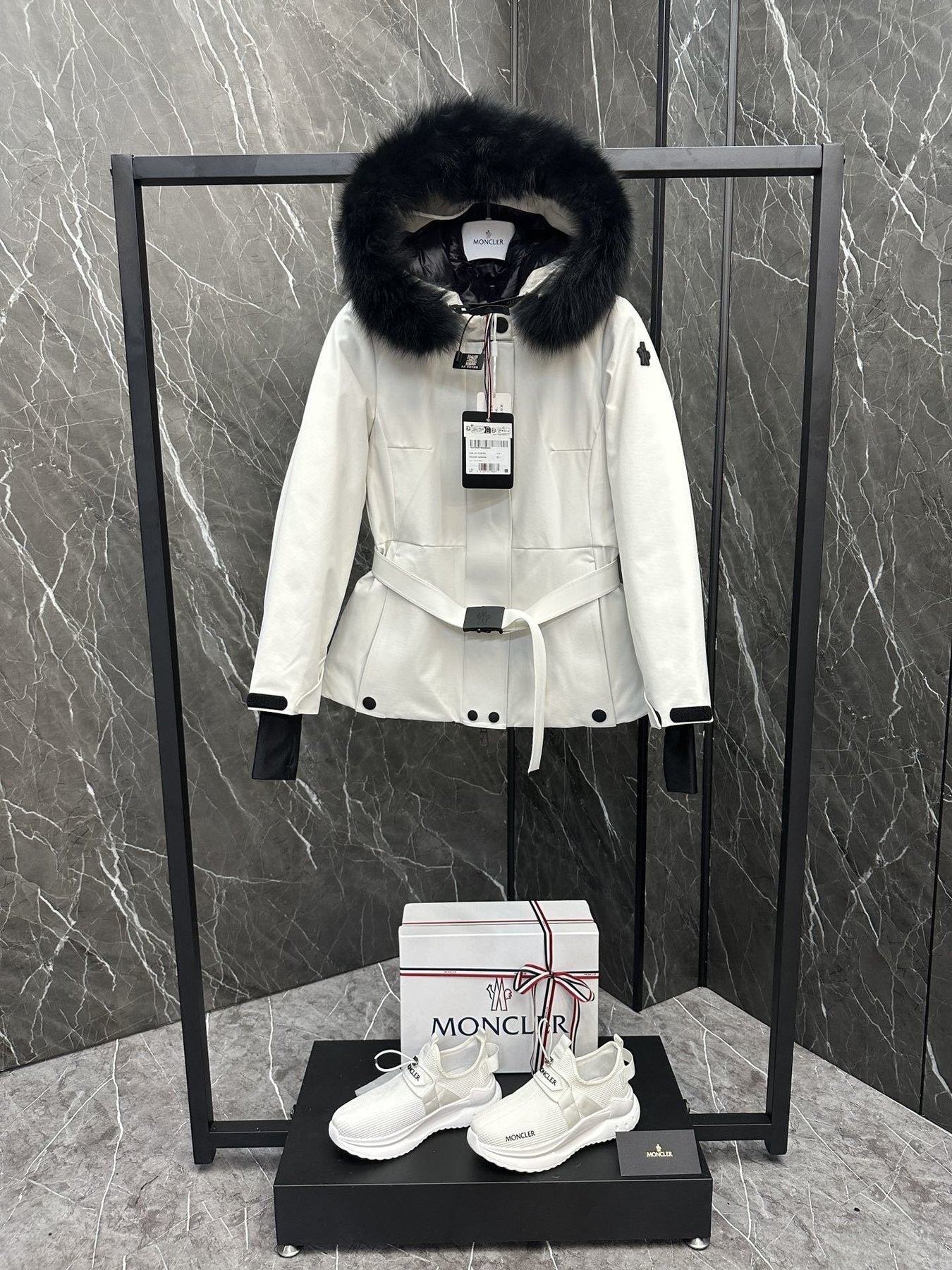 Moncler Women's Belted Fur-Trim Hood Short Down Ski Coat — front