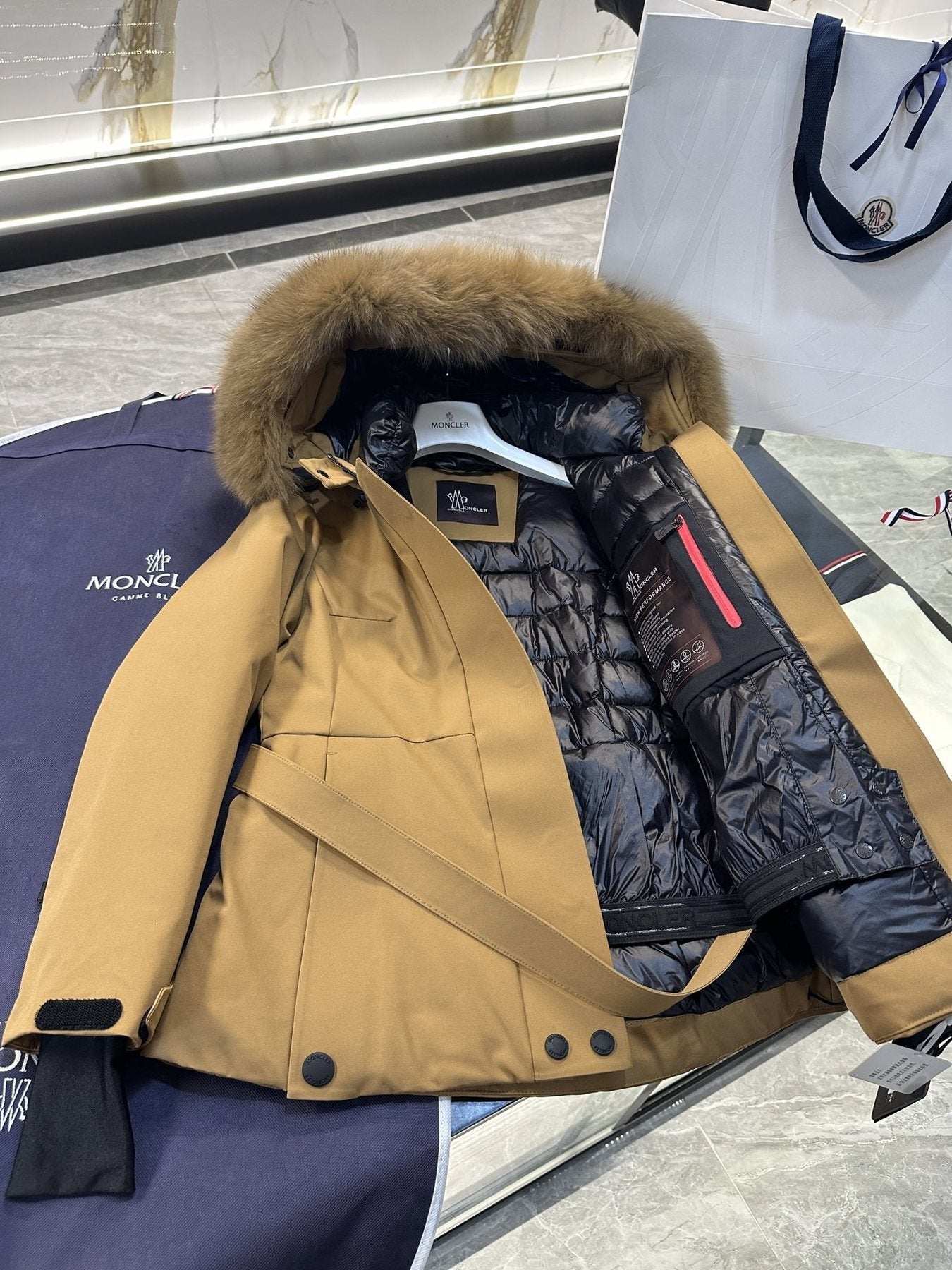 Moncler Women's Belted Fur-Trim Hood Short Down Ski Coat — detail