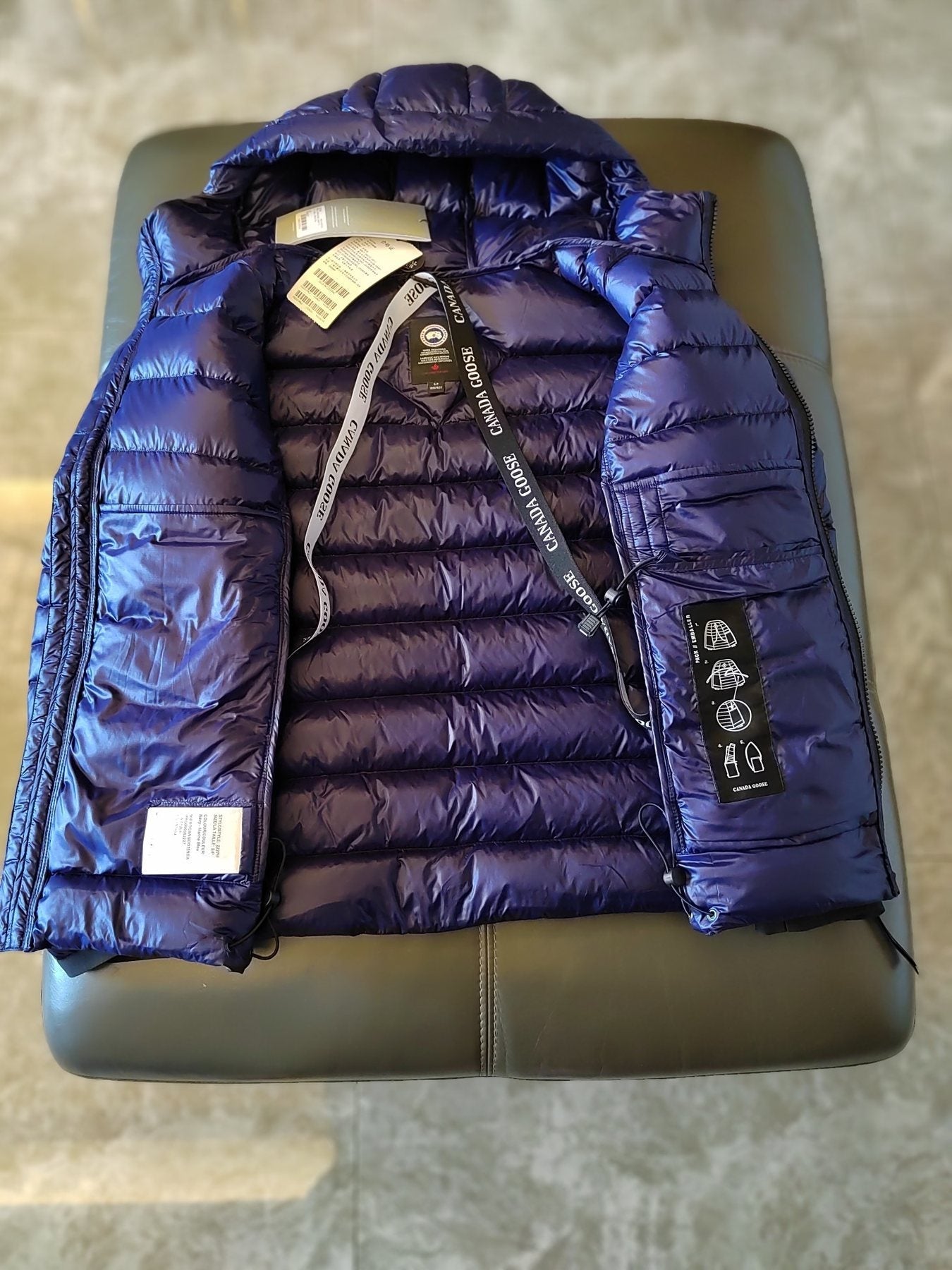 Canada Goose Hooded Short Down Jacket — hang_tag